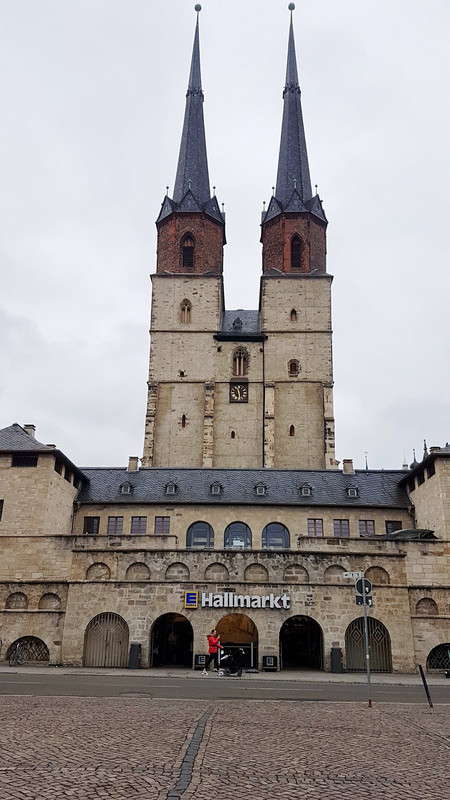 Hallmarkt und Kirche