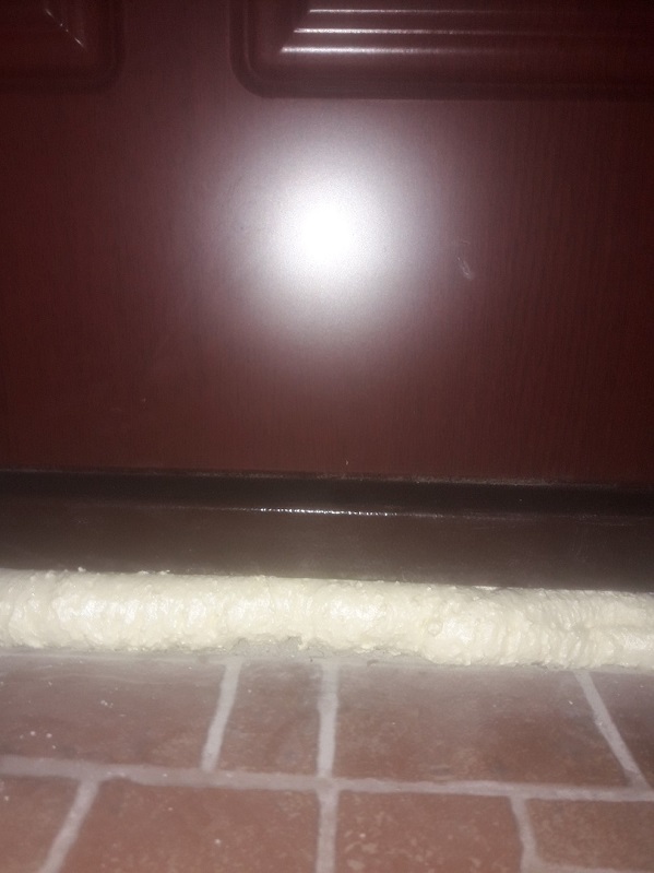 под дверью залита пена