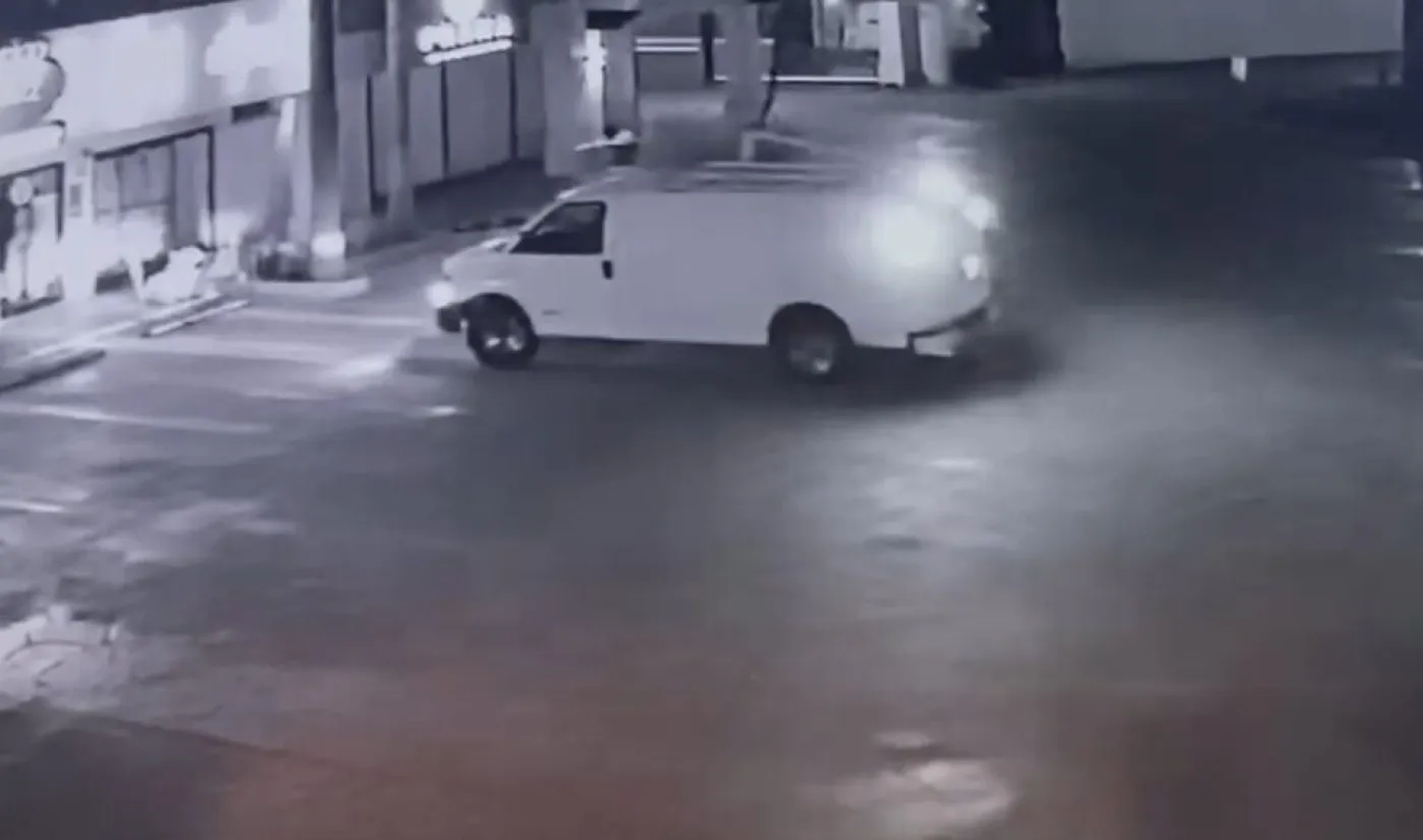 Video del momento en que abandonan camioneta con cuerpos en Tijuana