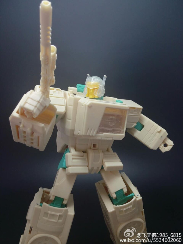 Leader-Class-Blaster-01