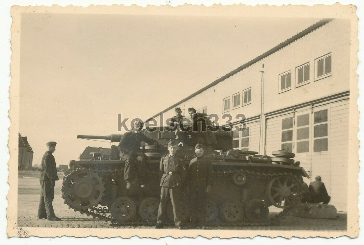 Foto Panzermänner am Panzer III vor Fahrzeughallen Pz. Ers. Abt.