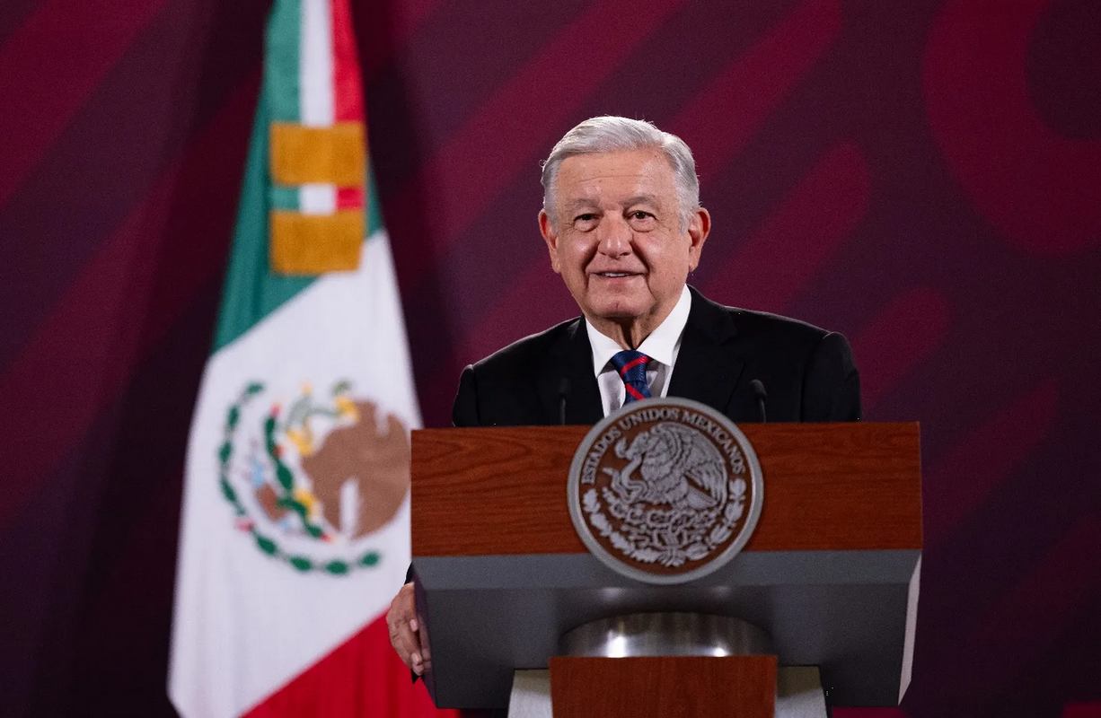 AMLO propone al INE que migrantes puedan votar en “secreto” a través de celular