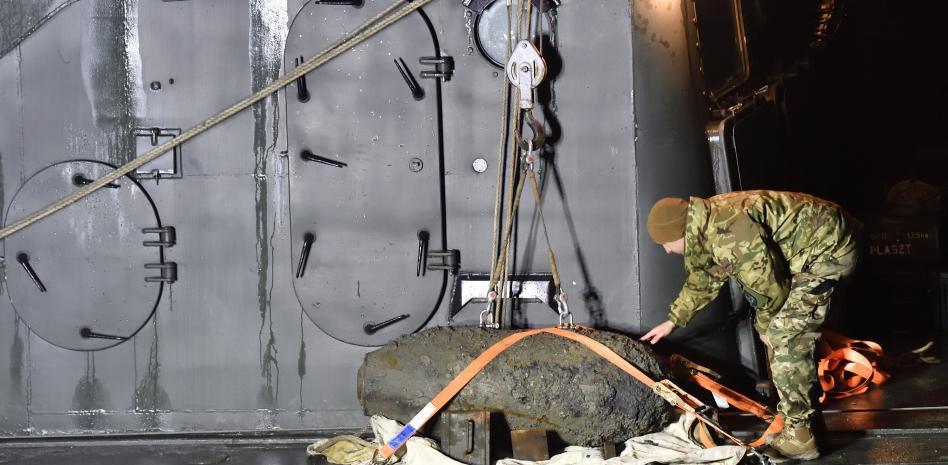 Un soldado del ejército húngaro observa la bomba. Peter Lakatos - EFE