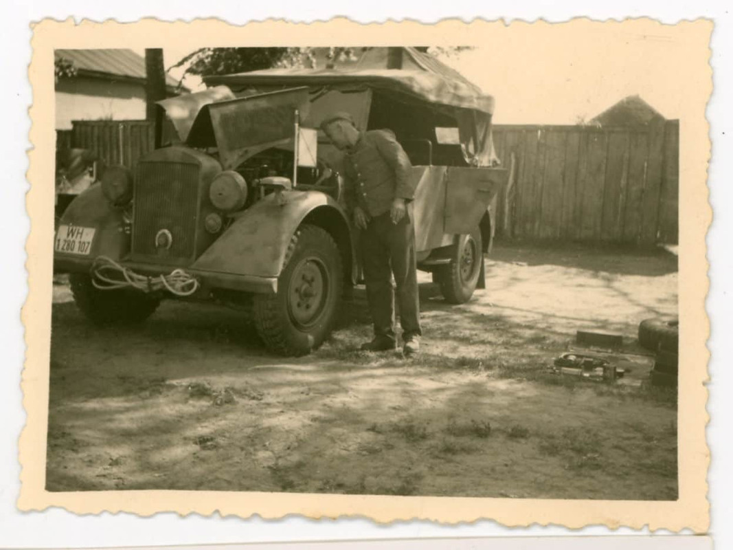 Foto SdKfz GD Kübelwagen Groß-Deutschland,Fahne 
