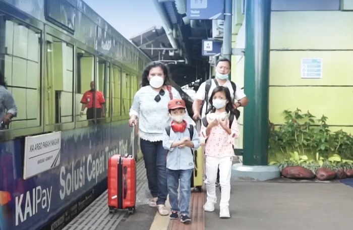 Penumpang anak-anak melakukan perjalanan kereta api antarkota.