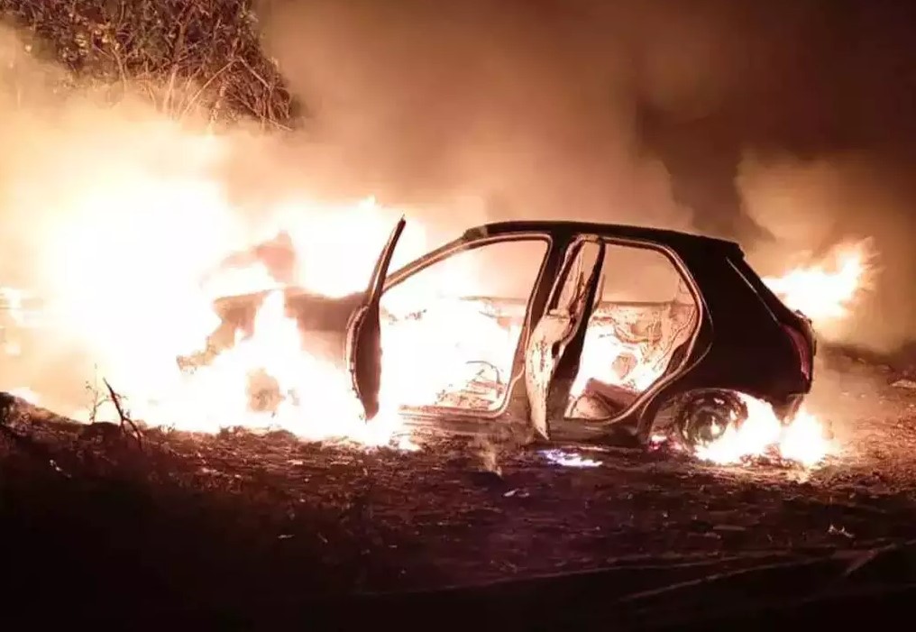 Veículo incendiado foi encontrado em estrada vicinal próxima a saída para São Paulo. (Foto: Direto das Ruas) 