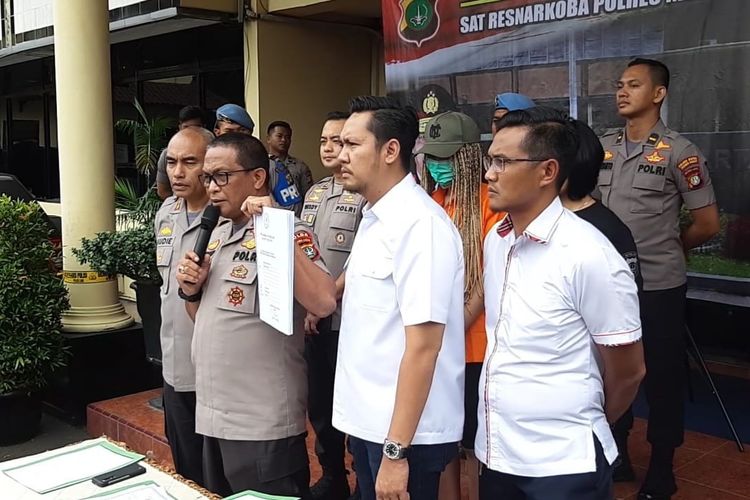 Kabid Humas Polda Metro Jaya, Kombes Pol Yusri Yunus Tunjukan Surat Putusan Pengadilan Negeri Jakarta Selatan soal pergantian nama Lucinta Luna di Polres Jakarta Barat, Kamis (13/2/2020).
