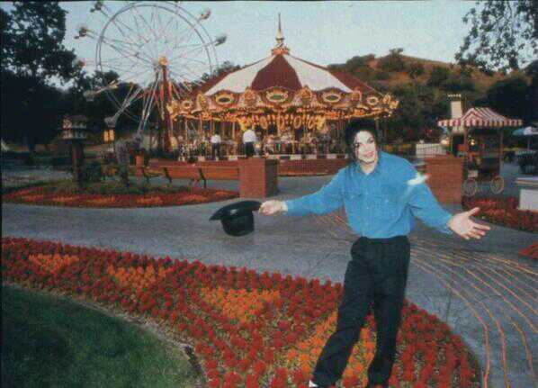 https://i.postimg.cc/13fFnBKV/Welcome-to-Neverland-michael-jackson-35743420-598-431.jpg
