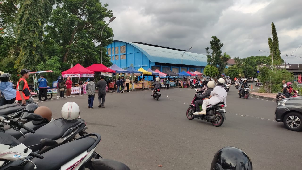 Para penjaja kuliner di sekitar Maskam UGM, tempat ngabuburit dan beruburu takjil di Jogja.