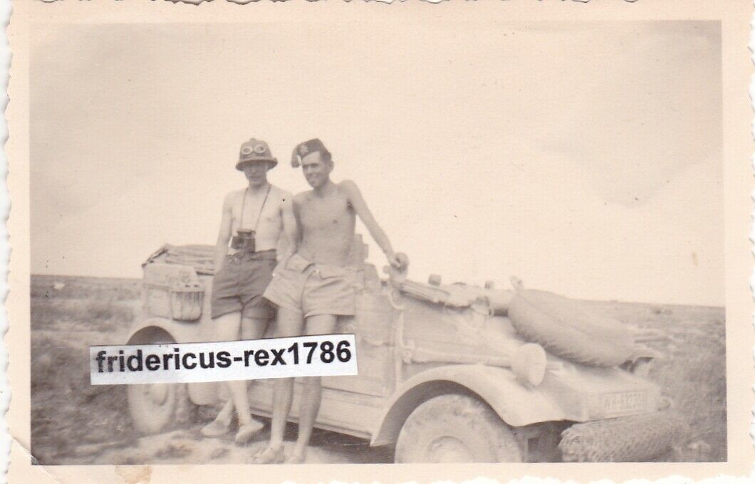 Foto Südfront Afrika DAK VW Kübelwagen mit Beutemütze