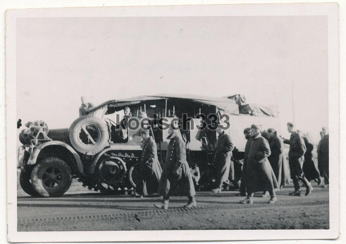 Foto Panzer Halbkette mit Funkkabeltrommeln auf den Kotflügen an der Ostfront