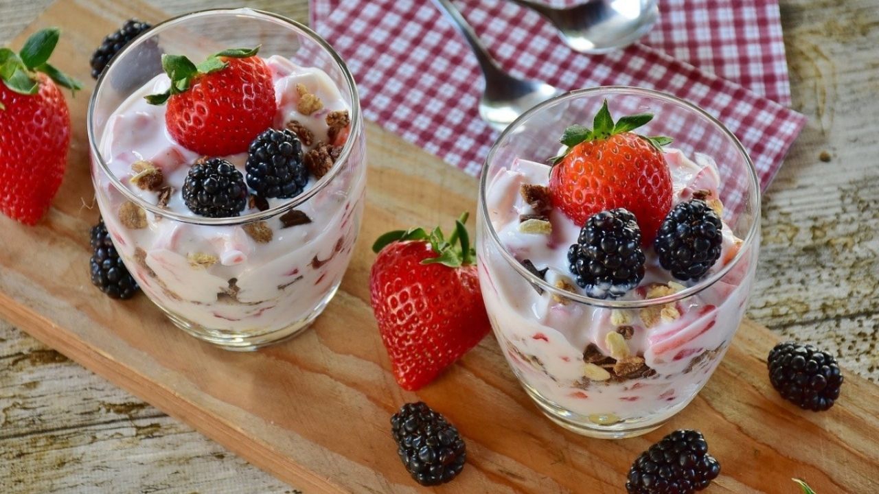 Desayuno ligero: Cóctel de frutos del bosque con requesón y miel