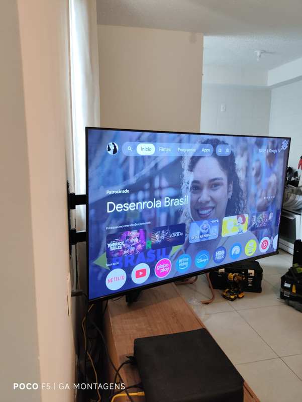 Instalação de TV com suporte retrátil realizada pela GA Montagens