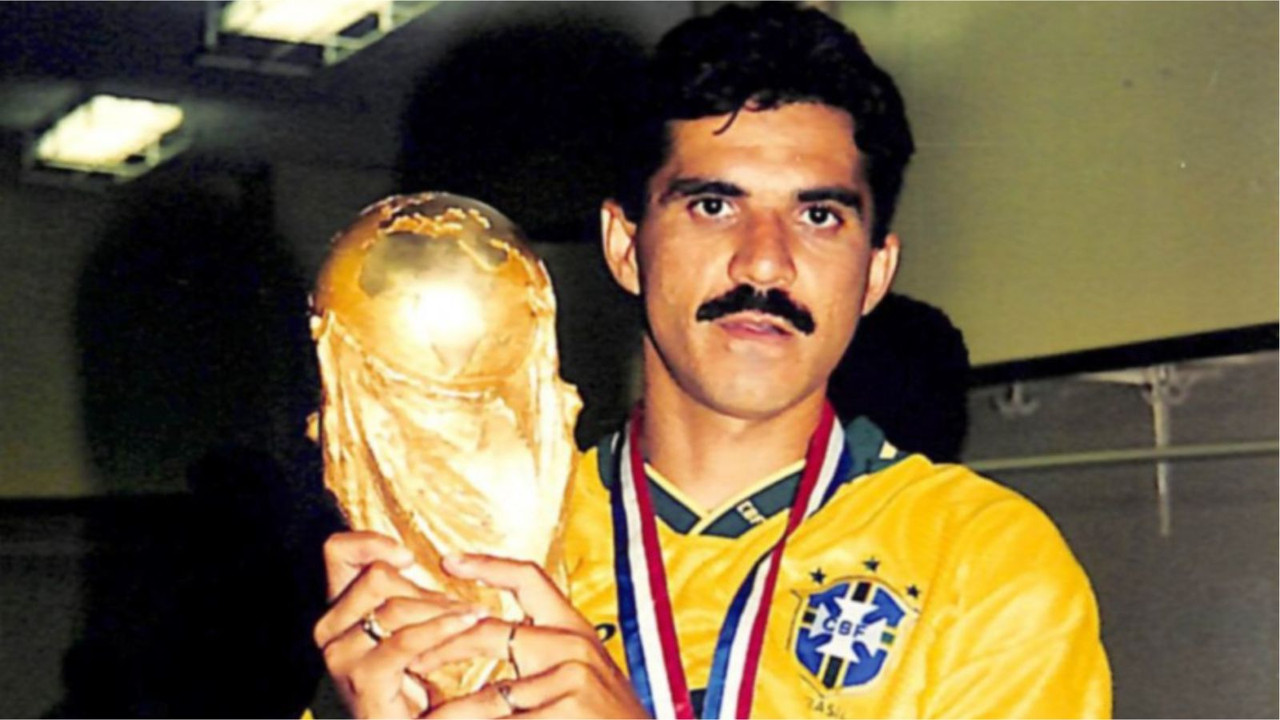 Ricardo Rocha com a taça da Copa de 94 | Foto: Acervo CBF