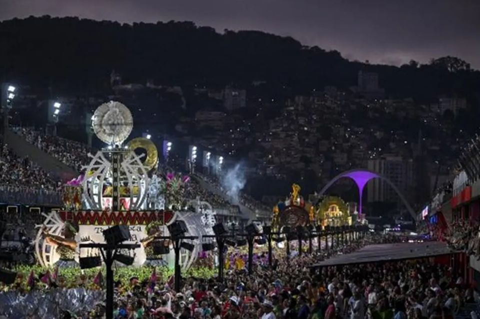 carnevale brasile crolla ponte sospeso