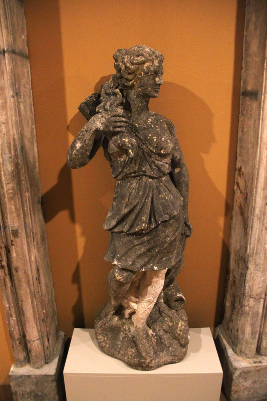 Statue d'une femme grecque