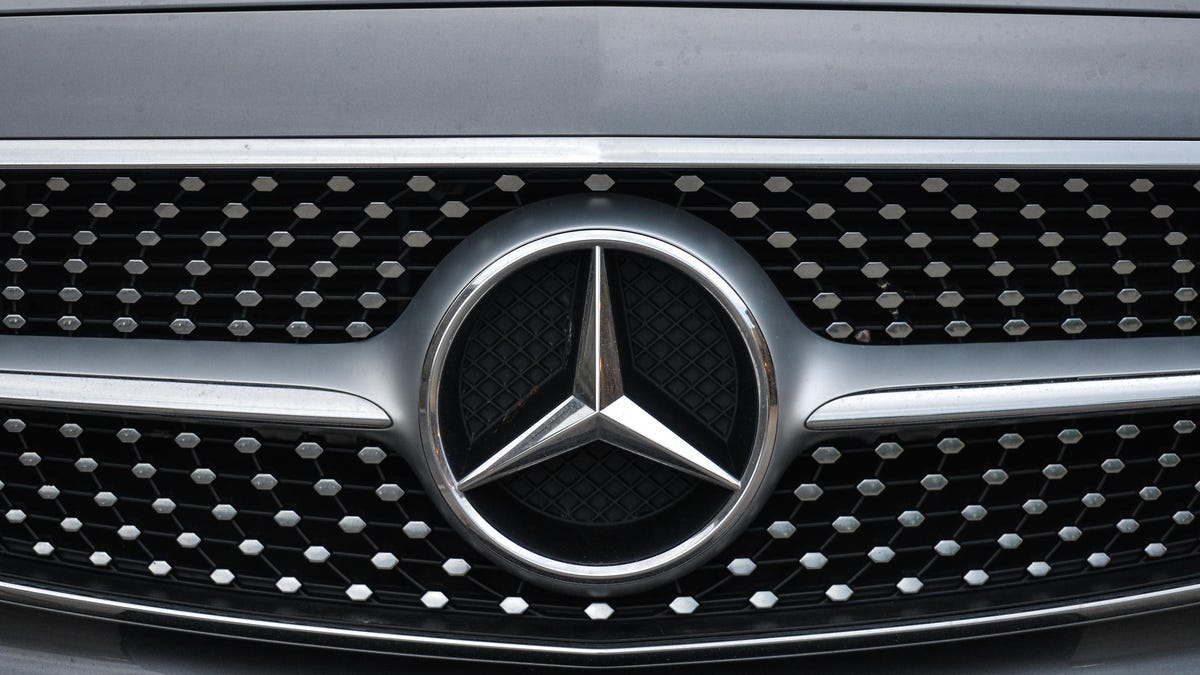 Richiamo Mercedes a rischio incendio: 800 mila auto diesel richiamate nel mondo