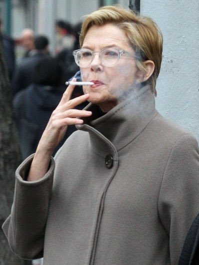 Annette Bening röker en cigarett (eller weed)
