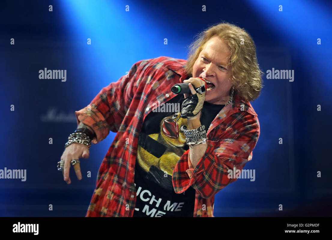 acdcs-temporary-singer-axl-rose-performs