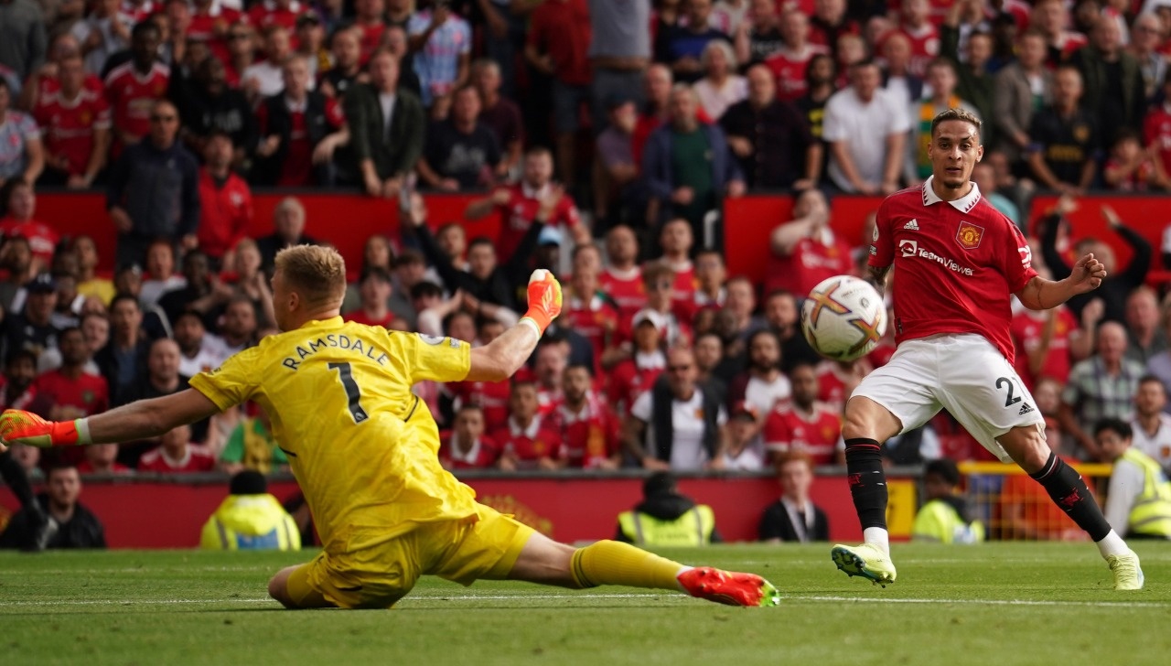 Manchester United aplastó al Arsenal, Antony debuta con gol