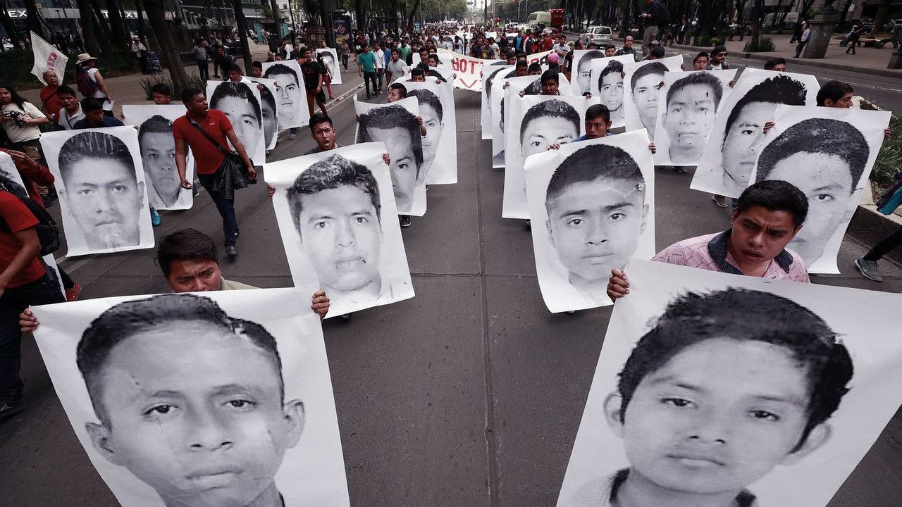 AMLO ordena investigar a marinos que manipularon pruebas del caso Ayotzinapa