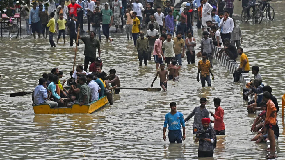 India: Inundaciones paralizan Nueva Delhi y causan muertes en el norte del país
