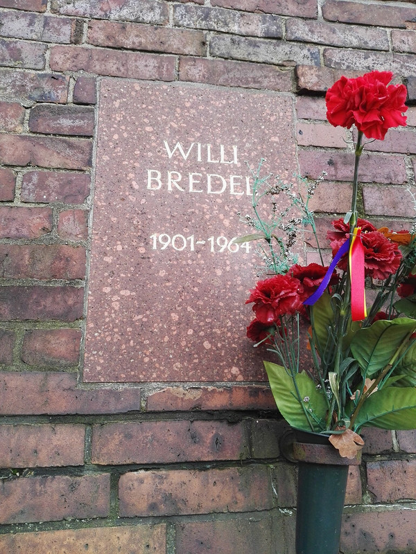 Berlin_Friedrichsfelde_Zentralfriedhof,_Gedenkstätte_der_Sozialisten_(Urnenwand)_-_Bredel