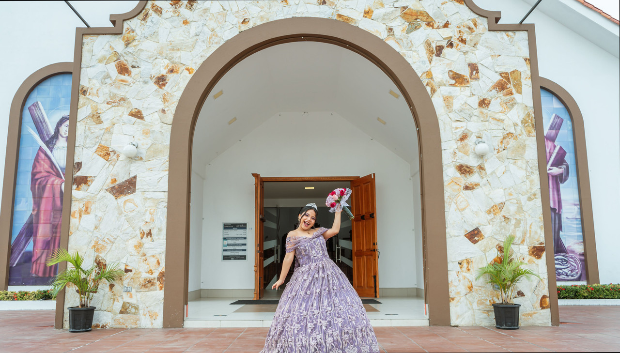 Momento familiar y celebración en quinceaños