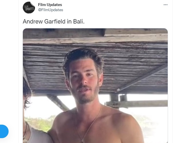 Andrew Garfield berpose dengan seorang penggemar saat menikmati momen liburan di Bali. Foto-fotonya beredar luas di media sosial.