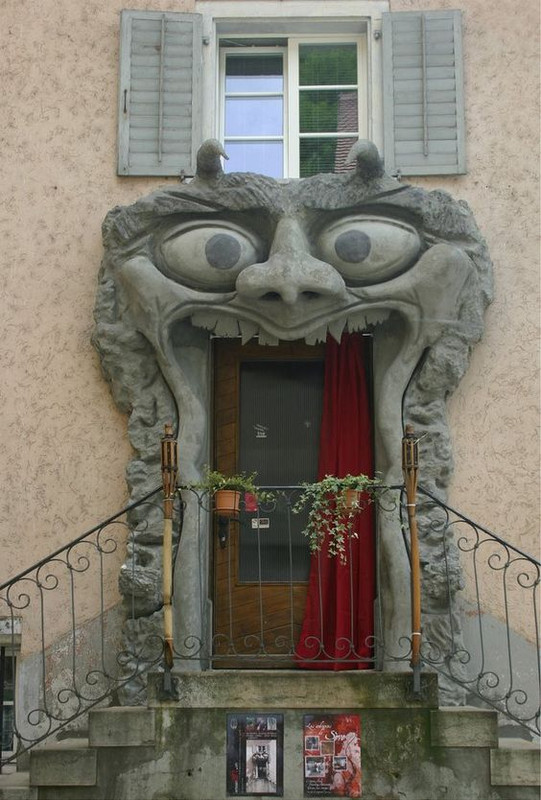 facefunnygreydoorway.jpg
