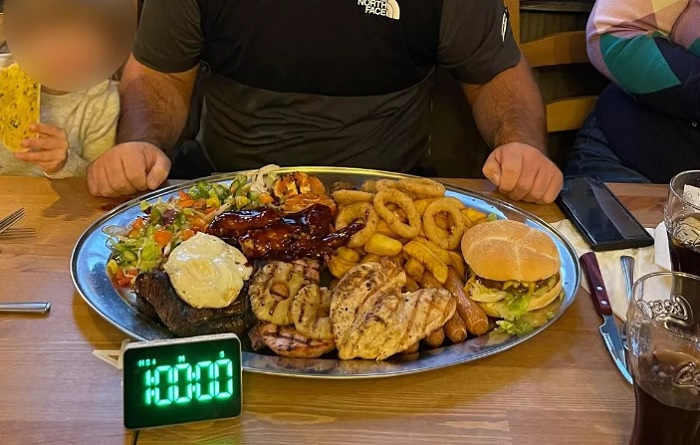 Seorang pria gagal mendapatkan hadiah meski menang lomba makan steak 4.500 kalori lantaran melupakan satu hal, yakni menghabiskan saladnya.