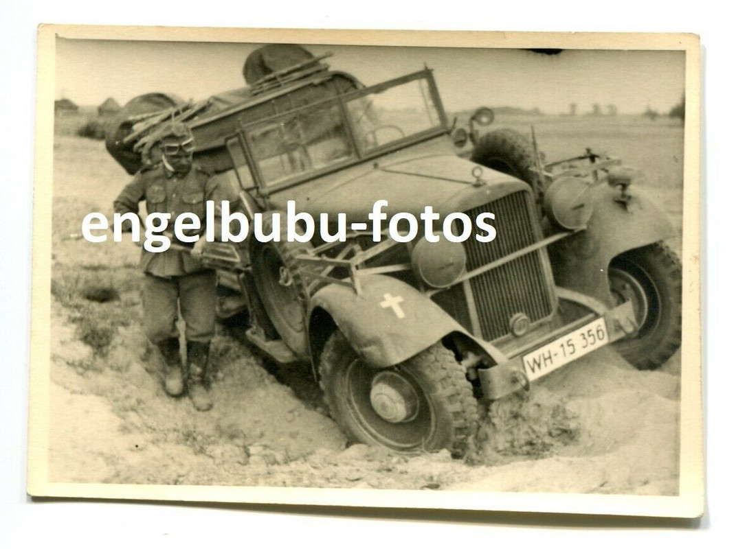 FOTO - FAHRZEUG - Einsatz Ostfront - Kübelwagen - Div.-Zeichen - WH-15356