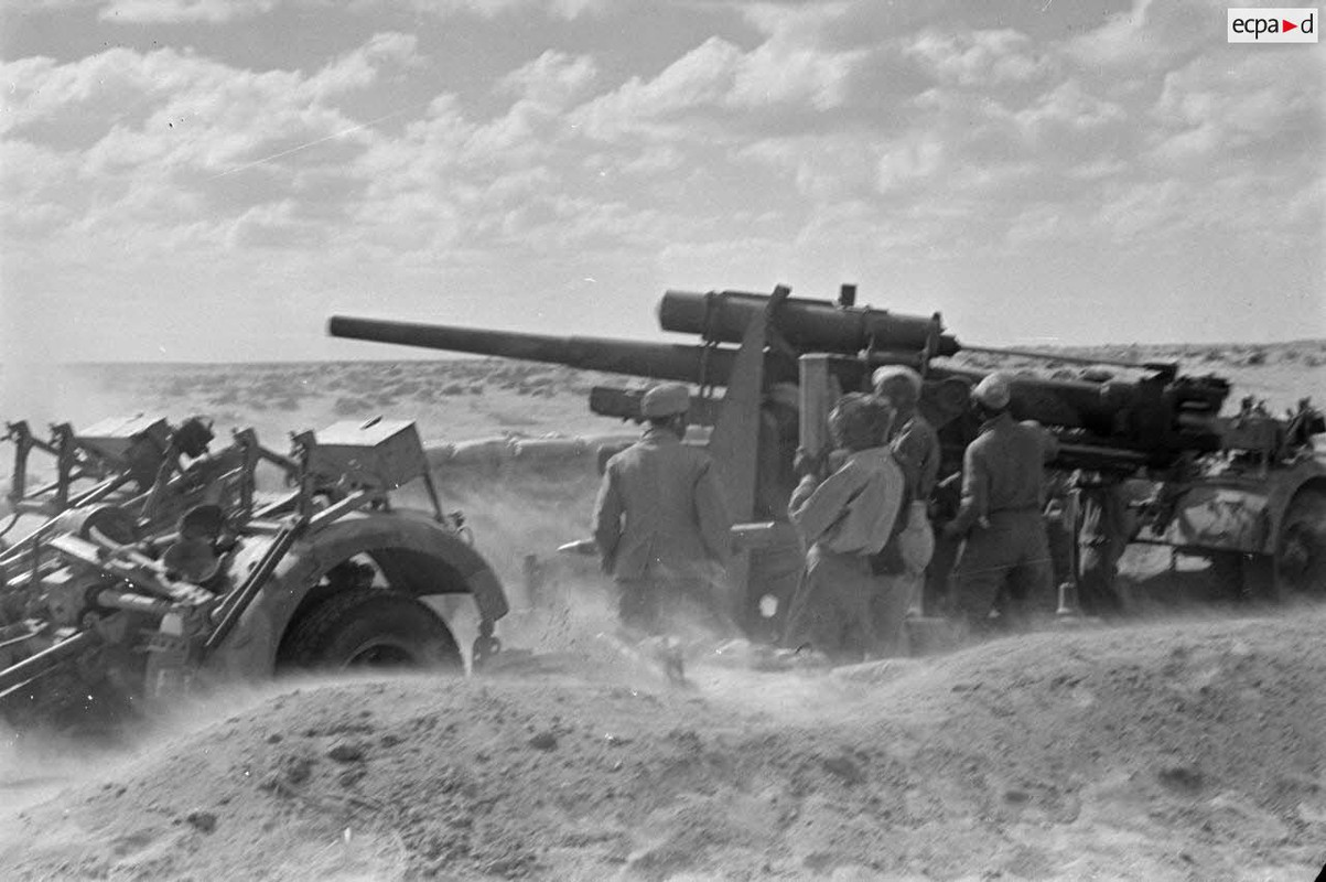 Une pièce de 8,8 cm FlaK-37 en action.5