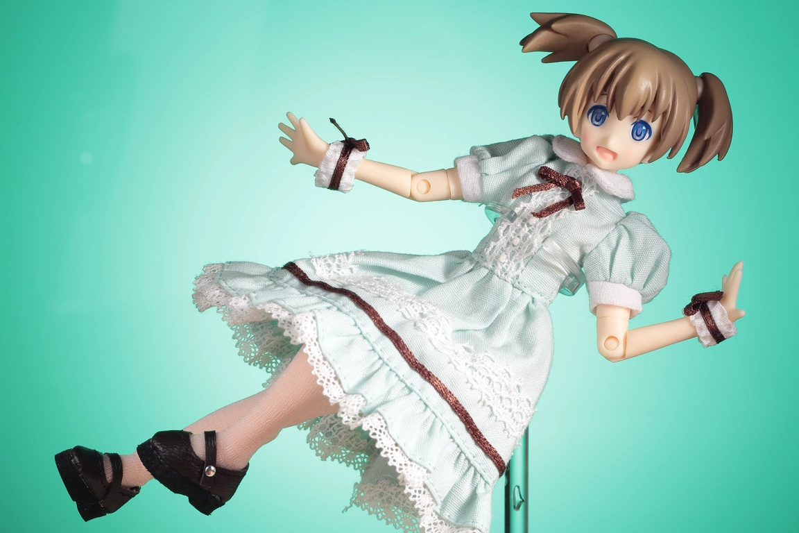 A left-side view of “Custom Lily” Type-C in light brown wearing a 1/12 Alice Dress Set for Dreaming Girl in mint green