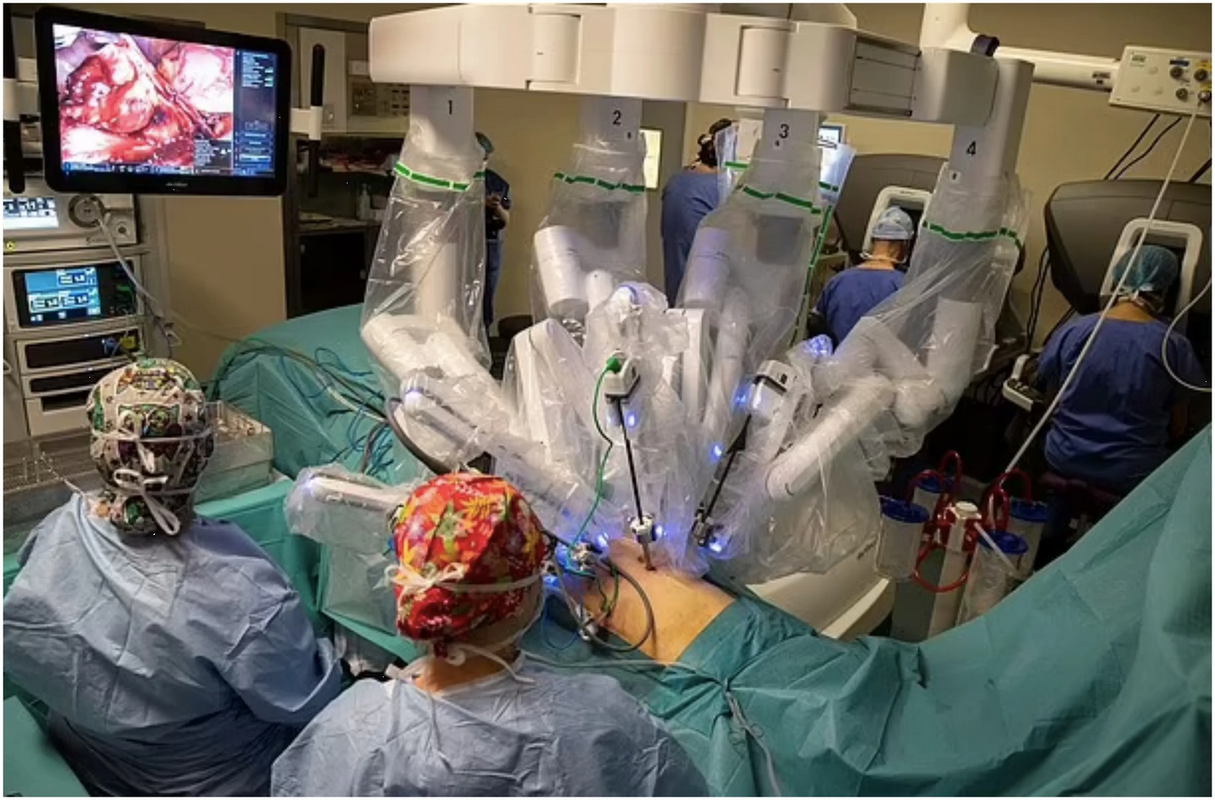 Mujer de 78 años muere después de que un robot quirúrgico le quemara el intestino
