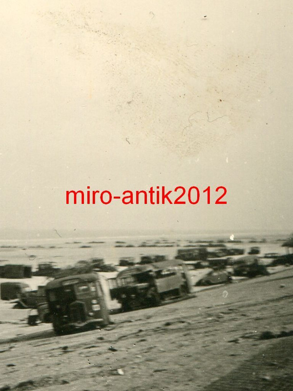 Wehrmacht, Blick auf zerstörte englische PKW, LK