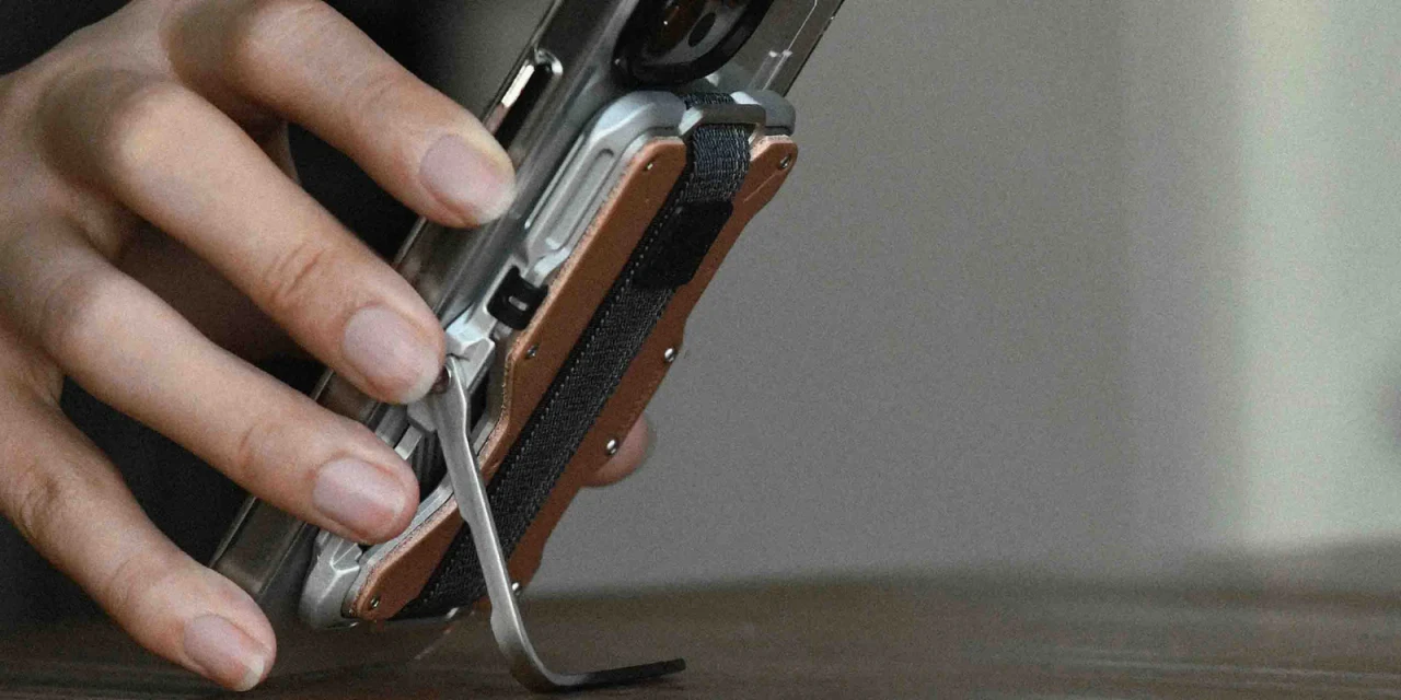 Portofel Compatibil MagSafe Aulumu G03 Multi Tool Metal Wallet, Carcasa Aluminiu si Piele Vegana, Grip elastic, Kickstand metalic integrat, suport AirTag, deschizator sticle, rigla integrata, blocare RFID, pana la 12 carduri, Ultra slim, Maro 8 2800 1400