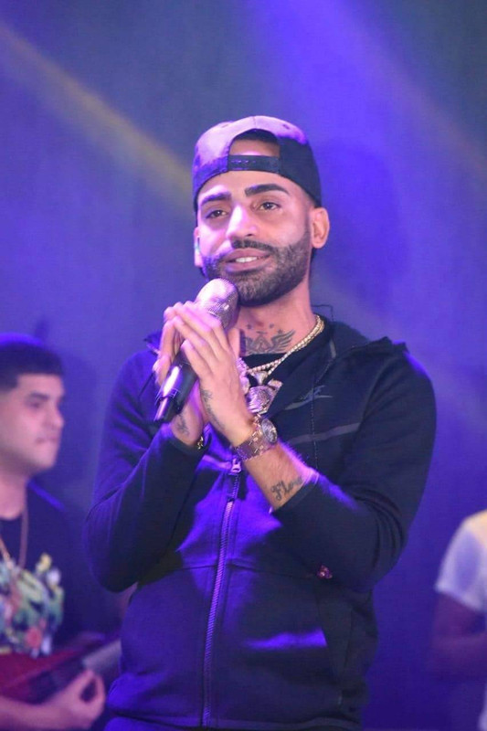 Arcangel singing in a event