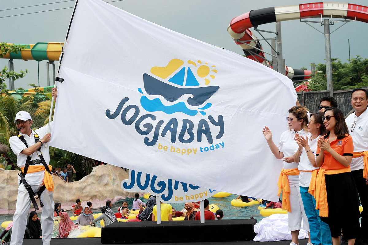 Pengibaran Bendera Logo Baru Jogja Bay