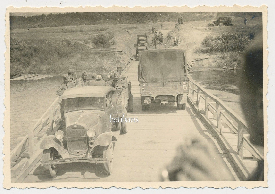 Foto Russland- LKW-Brückenüberquerung -Soldaten 