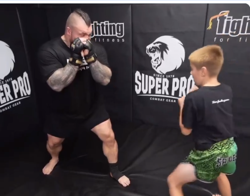 9-годишно дете демонстрира лоу кик на Еди Хол