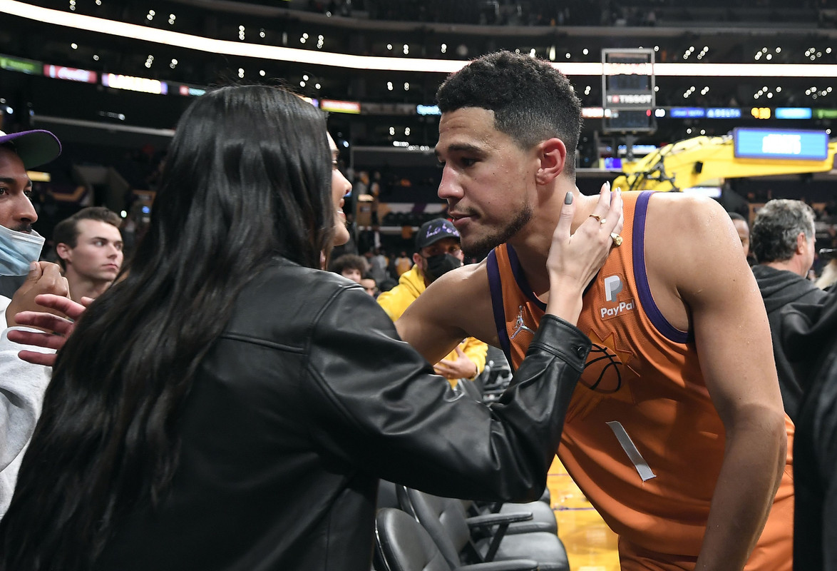 Kendall Jenner y Devin Booker se besan ante las cámaras por primera vez