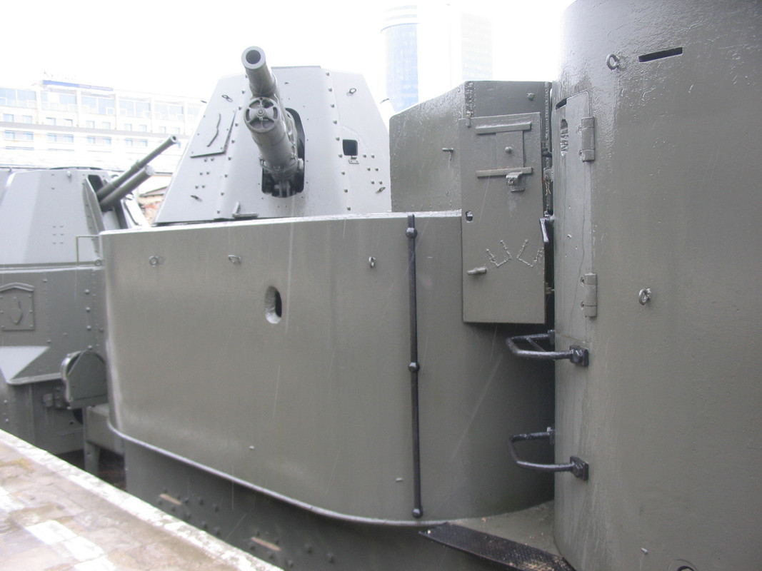 Train blinde - Page 5 Armoured-train-warsaw-railway-museum-2