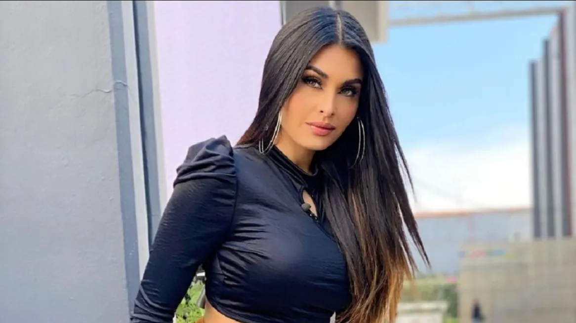 Kristal Silva enseña su escultural figura con un vestido entallado