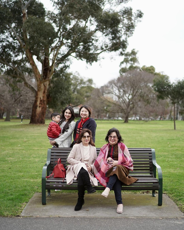 Sandra Dewi berbagi foto saat bersama ibu dan mertua di sebuah taman di Australia.