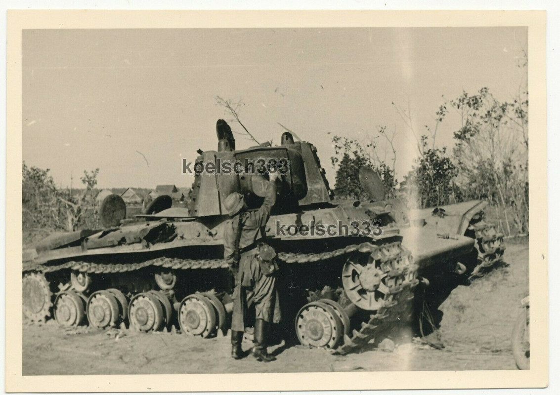 Foto Kradschütze der Wehrmacht am russischen KW-I Panzer Wrack an der Ostfront