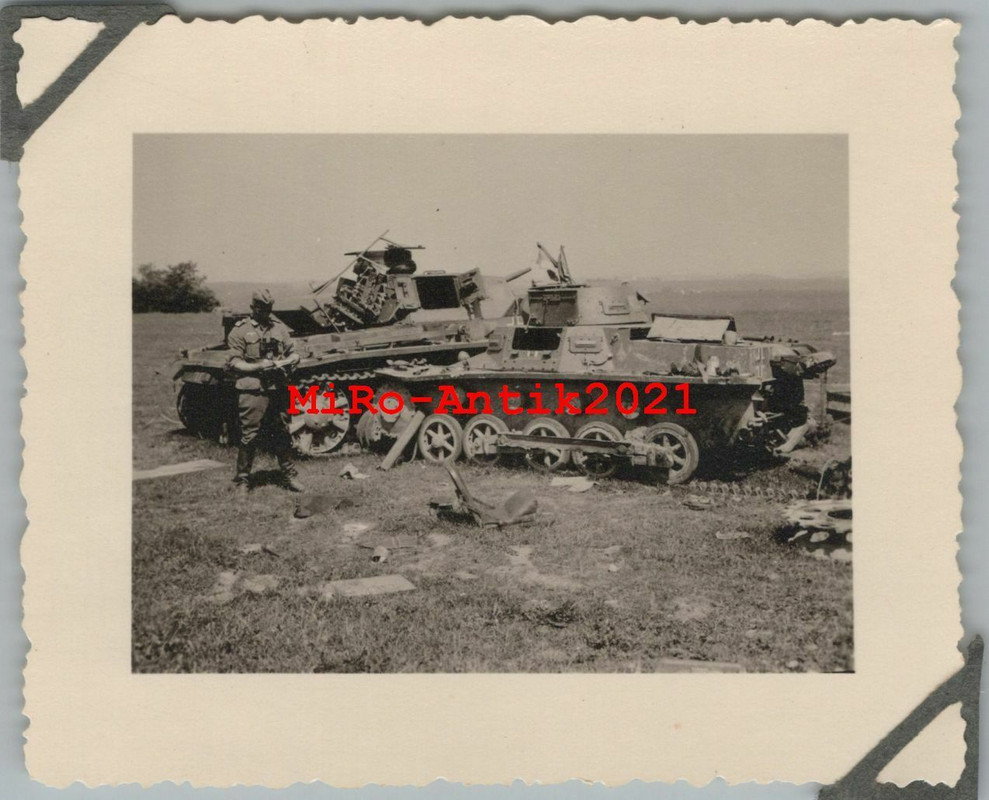 Foto, Wk2, zwei zerstörte deutsche Panzer bei Dinant, Frankreich