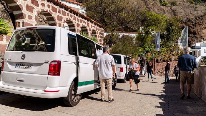 What Types of Vehicles are Used for Ceremonial Purposes during the VIP Tour