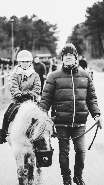 grand-pere-petite-fille-poney-portrait-balade
