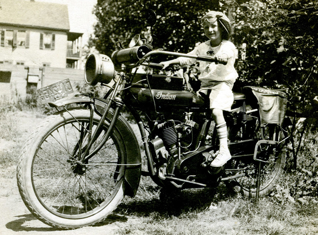 pour se rincer l'oeil - Page 37 Little-girl-sitting-on-an-Indian-Motorcycle-with-1917-New-Jersey-plates